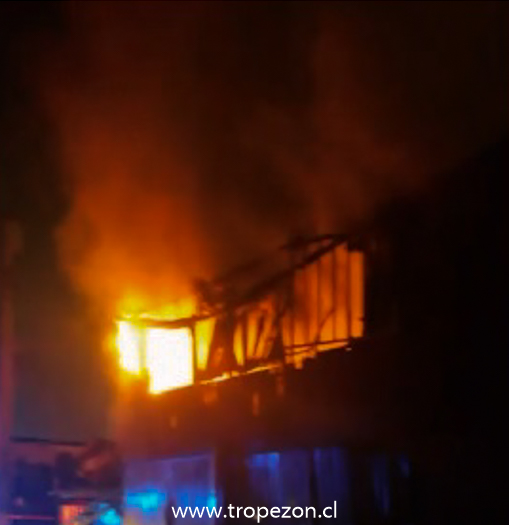 Incendio destruye vivienda de dos pisos en Pudahuel