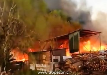 Incendio cercano al aeropuerto en Pudahuel deja a dos bomberos lesionados y destrucción en inmuebles afectados