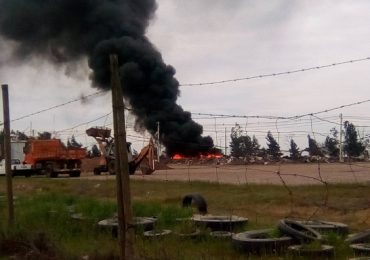 Incendio de neumáticos y basuras eleva una gran columna de humo negro en Pudahuel