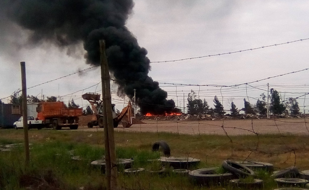 Incendio de neumáticos y basuras eleva una gran columna de humo negro en Pudahuel