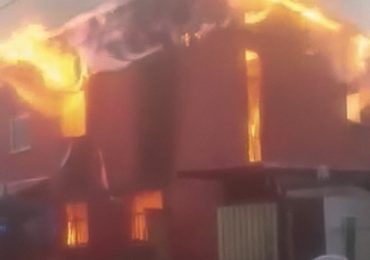 Incendio destruye vivienda de dos pisos en Cerro Navia