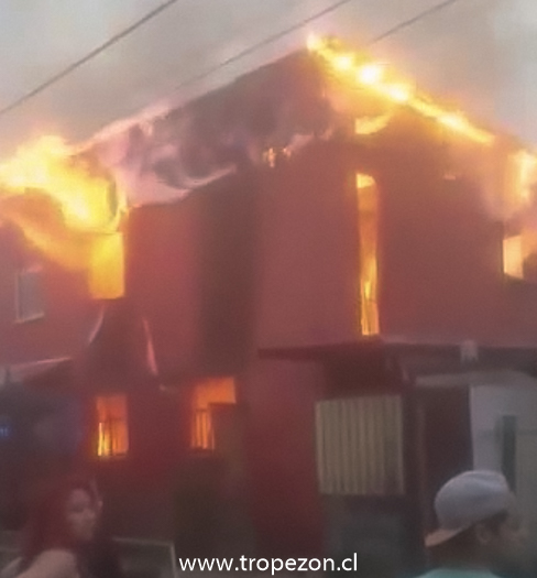 Incendio destruye vivienda de dos pisos en Cerro Navia