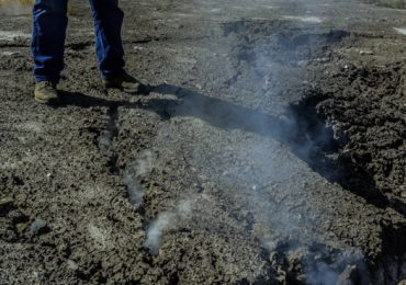Humo y desagradables olores fluyen de las grietas de un terreno en Pudahuel rural