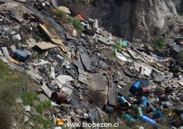 Con un líquido viscoso, metros de terreno han sido contaminados en Pudahuel rural