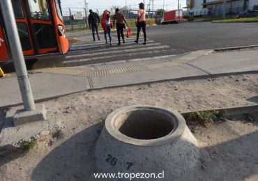 Peligro en seguridad por robo de tapas metálicas en Pudahuel
