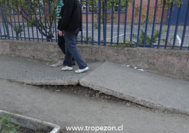 Tramo de vereda en mal estado a metros de consultorio en Pudahuel