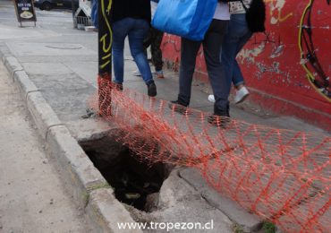 Agujero profundo con agua en zona de alto tráfico peatonal en Pudahuel