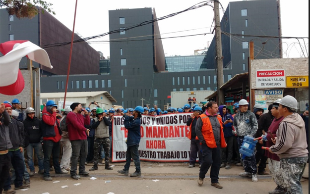 Paralizaron actividades trabajadores que construyen Hospital Félix Bulnes en Cerro Navia