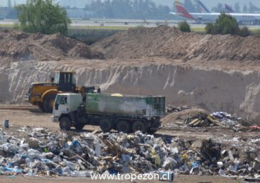 A metros del aeropuerto en Pudahuel se realiza relleno de excavaciones con todo tipo de basura