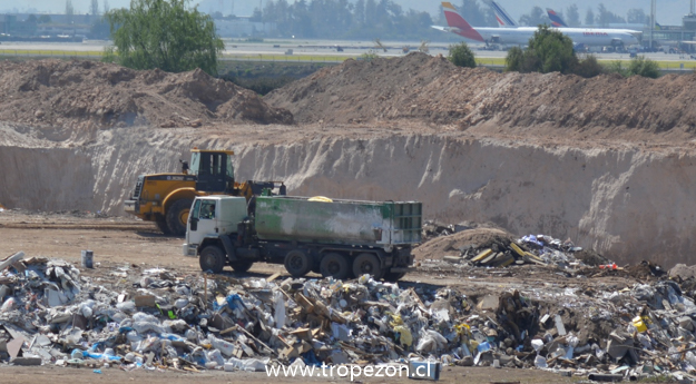 A metros del aeropuerto en Pudahuel se realiza relleno de excavaciones con todo tipo de basura