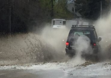 Agua lluvia se acumula en tramo de calle y dificulta el paso de vehículos y peatones en Pudahuel rural