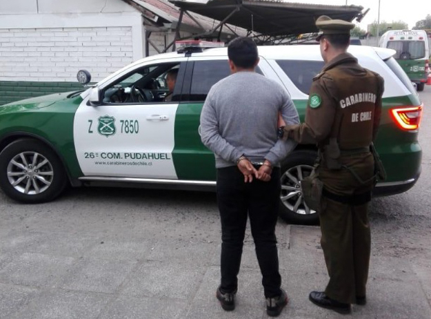 Carabineros detienen a sujeto que asaltaba abordo de una motocicleta en Pudahuel