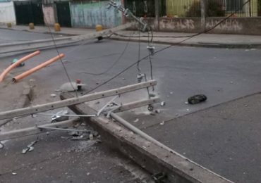 Chocan y derriban poste del tendido eléctrico en Pudahuel