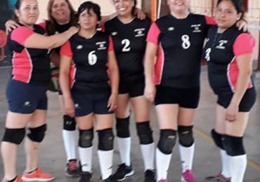 Final de torneo de vóleibol femenino, mayores de 35 años, en Pudahuel