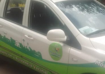 Camionetas de patrullaje preventivo de seguridad municipal reparten caja con mercaderías en Pudahuel