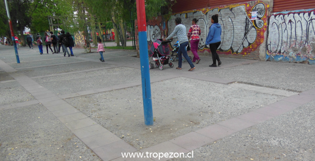 Tramo de vereda de avenida San Francisco es un peligro para adultos mayores y personas discapacitadas en Pudahuel