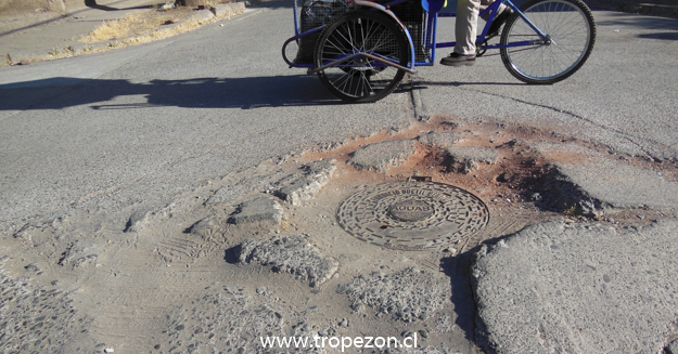 Deterioro de pavimento en calle de Cerro Navia se torna peligroso