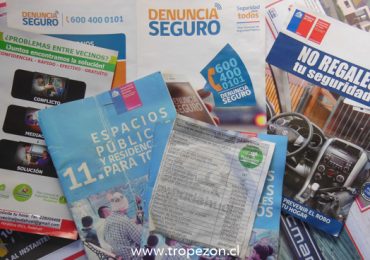 Cartillas de seguridad pública fueron dejadas como basura en la vía pública en Pudahuel