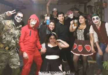 Dulce o travesura, vecinos celebran el día de los muertos en Pudahuel
