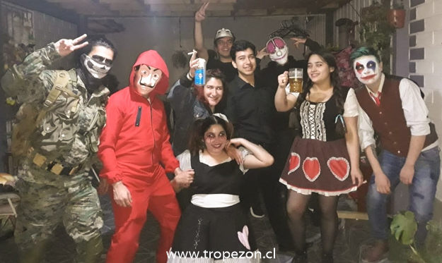 Dulce o travesura, vecinos celebran el día de los muertos en Pudahuel