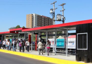 Uno de los primeros paraderos modelos del Transantiago es inaugurado en Pudahuel