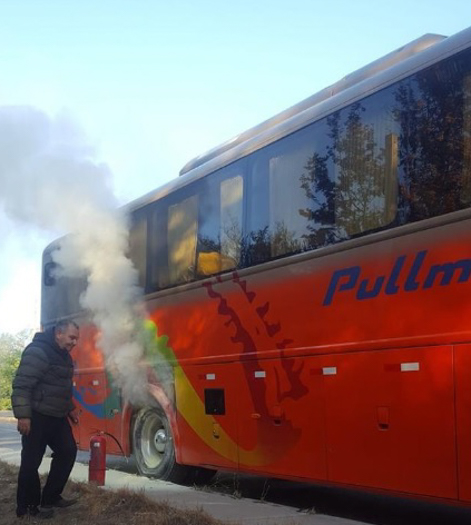Se incendia bus en ruta 68, altura de Lomas de Lo Aguirre, en Pudahuel rural
