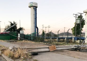 Por choque de vehículo, tres postes del tendido eléctrico resultaron dañados en Pudahuel