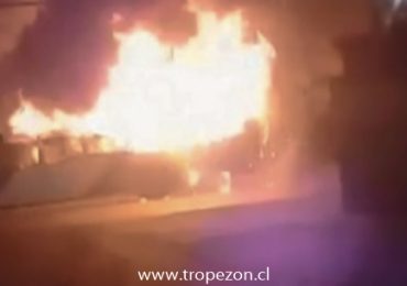 Grupo de encapuchados quema automóvil y bus del Transantiago en Cerro Navia