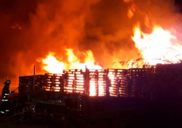 Incendio destruye recinto de acopio de pallets de madera en Cerro Navia