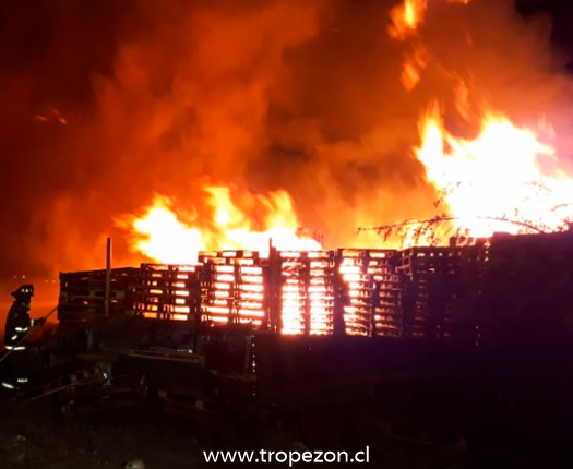 Incendio destruye recinto de acopio de pallets de madera en Cerro Navia