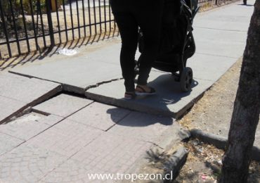 Vereda frente de la municipalidad de Pudahuel está en mal estado y ha provocado accidentes a personas por caídas