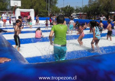 Piscina tan grande como una cancha de baby futbol permite que menores de Cerro Navia se refresquen