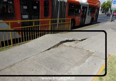 Tramo de vereda en mal estado frente a escuela pública en Pudahuel