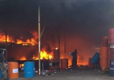Incendio en bodega de acopio de tambores de aceites en desuso genera gran columna de humo en Pudahuel