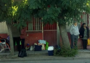 Indignación de adultos mayores invitados a un día recreativo y no llegaron los buses a buscarlos en Cerro Navia
