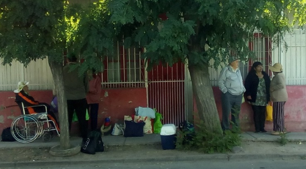 Indignación de adultos mayores invitados a un día recreativo y no llegaron los buses a buscarlos en Cerro Navia