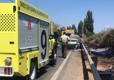 Se quema automóvil y pastizales en camino Lo Boza y Renca Lampa, en Pudahuel