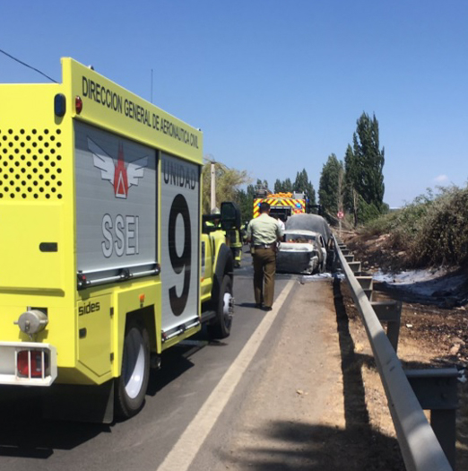 Se quema automóvil y pastizales en camino Lo Boza y Renca Lampa, en Pudahuel