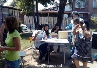 Por retraso en la construcción de sede social, junta de vecinos realiza votación en plaza pública de Pudahuel
