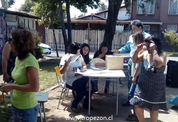 Por retraso en la construcción de sede social, junta de vecinos realiza votación en plaza pública de Pudahuel