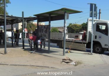 Paraderos de buses que permiten dar un mejor refugio a la gente son reparados en Cerro Navia