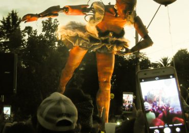 Bailarina gigante recorre avenida San Pablo en Pudahuel