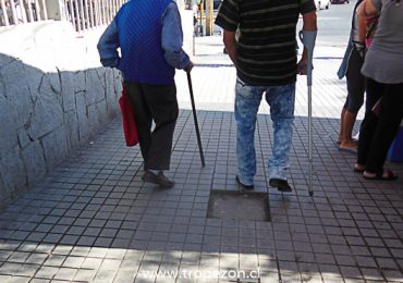 Baldosas sueltas en vereda colindante a metro Pudahuel son un peligro para transeúntes