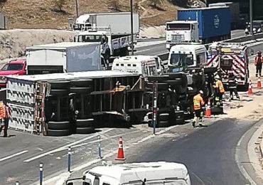 Camión se vuelca en el enlace que conecta Américo Vespucio con la ruta 68, en Pudahuel