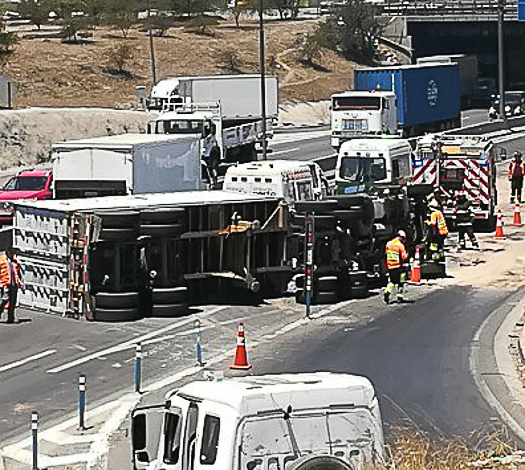 Camión se vuelca en el enlace que conecta Américo Vespucio con la ruta 68, en Pudahuel