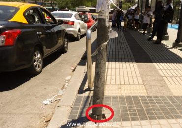 Peligro por poste metálico agrietado que colinda con paradero de buses tranSantiago N° 2 Pudahuel