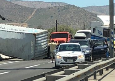 Choque múltiple deja a ocho lesionados y a la ruta 68 bloqueada a la altura de la Ciudad de lo Valle en Pudahuel