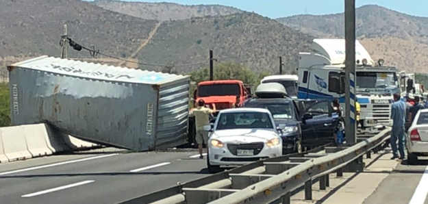 Choque múltiple deja a ocho lesionados y a la ruta 68 bloqueada a la altura de la Ciudad de lo Valle en Pudahuel
