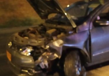 Choque de auto deja a conductor lesionado y un árbol destruido en Pudahuel