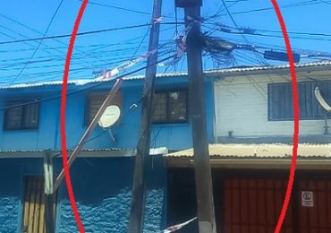 Poste chocado por automóvil queda en riesgo de caída por destrucción de su base en Pudahuel sur